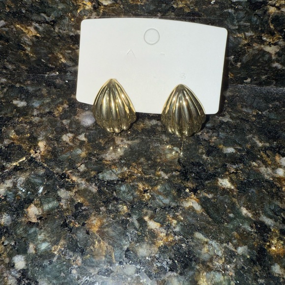 Gold Shell Earrings - Picture 2 of 2